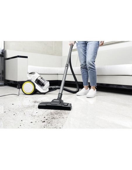 Aspirapolvere Kärcher VC 3 ERP durante la pulizia di pavimenti domestici